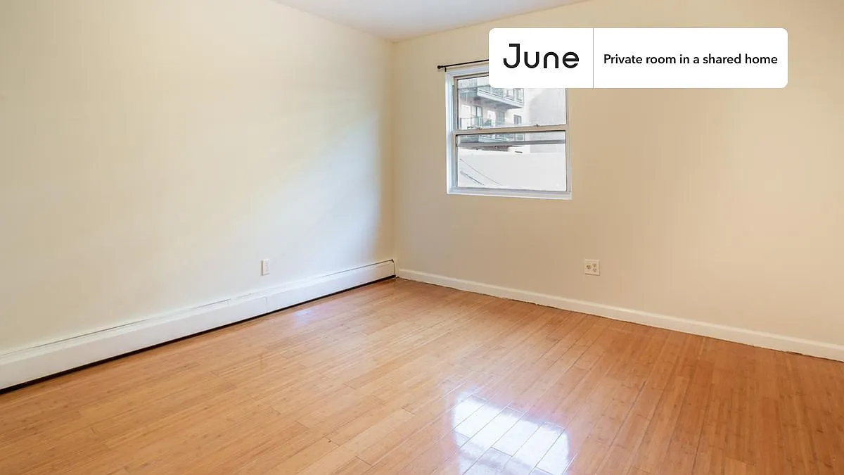 Queen bedroom in 4 bed/2 bath home in Flatbush #1647 C — Photo 3