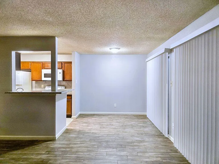 8389 Sands Point Dr — Photo 4