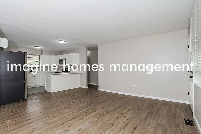 3 bed, 1.0 bath, 999 sqft, $1,820 — Photo 3
