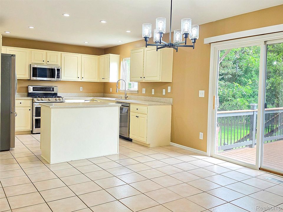 221 Maplewood Dr, photo 25