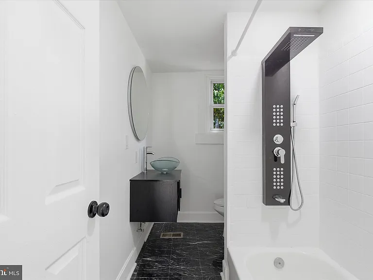 2567 W Baltimore St — Photo 11