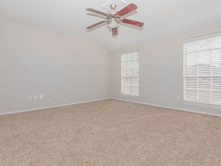 Waterford Grove Apartments — Photo 32