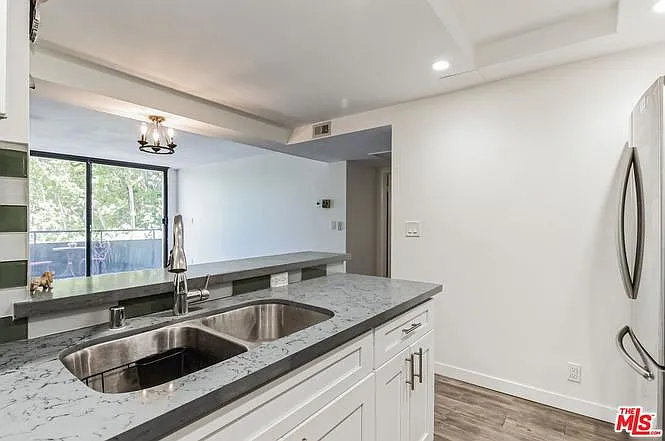 10535 Wilshire Blvd #404 — Photo 14