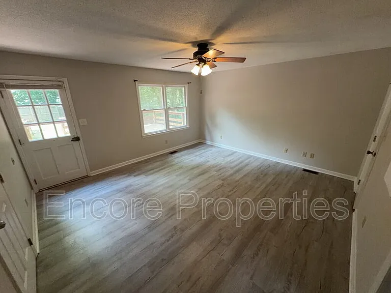 2102 Oakcrest Ct — Photo 10