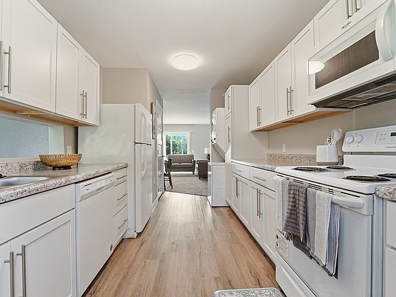 5th image of 2440 SW 9th St