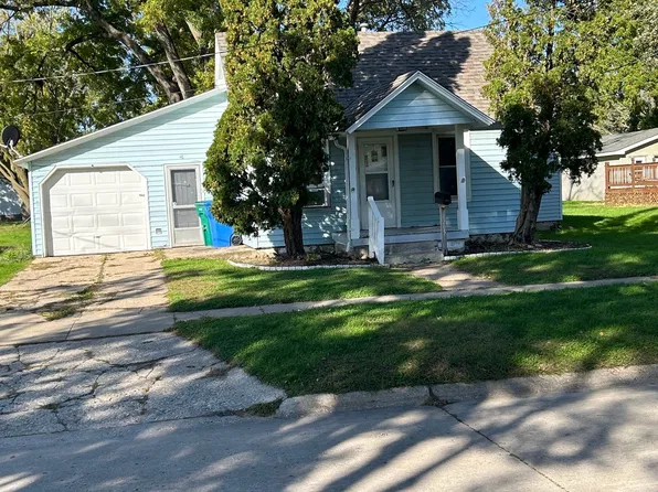 1205 E St, Charles City, IA 50616