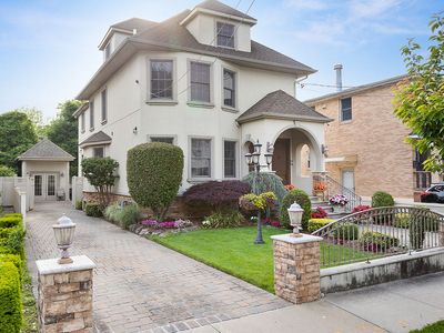3918 216th St, Flushing, NY, 11361