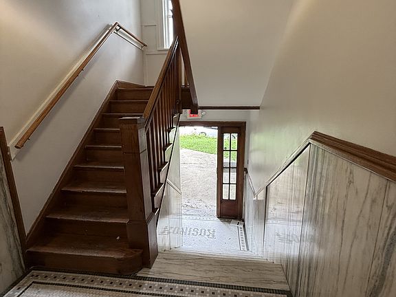 3rd image of 853 Barnett Ave #1E