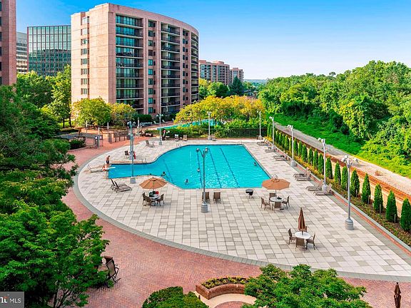 2nd image of 1805 Crystal Dr APT 902S