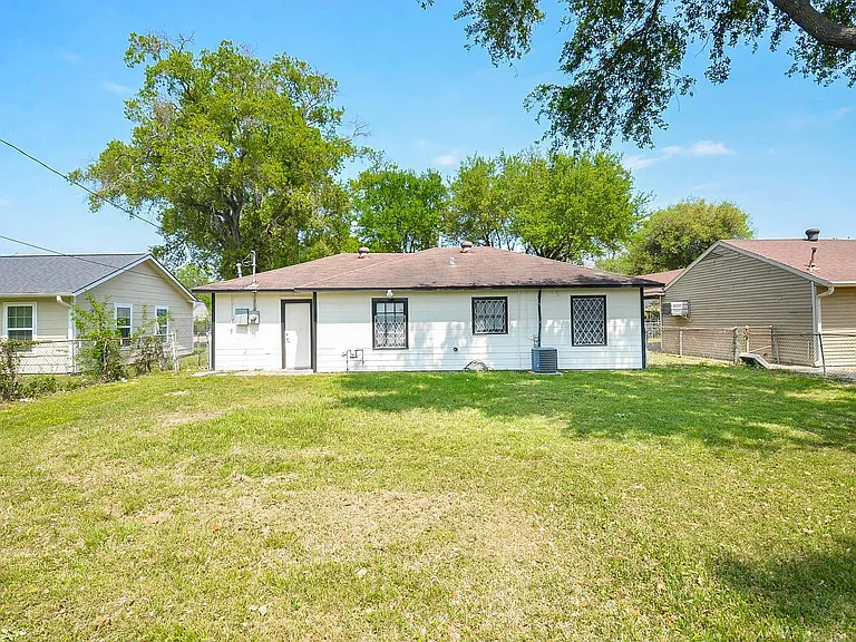 3914 Daphne St — Photo 16
