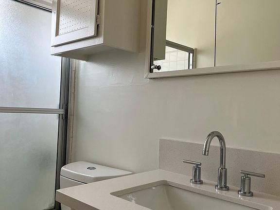5th image of 5029 Elmwood Ave #17