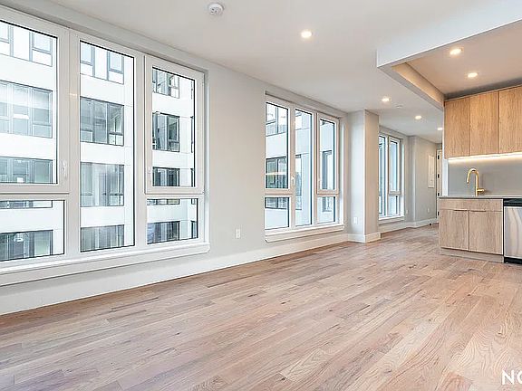 5th image of 31-61 Vernon Blvd #6D