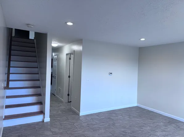 9 Columbia St #9, Holyoke, MA 01040