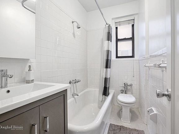 3rd image of 315 E 77th St APT 3E
