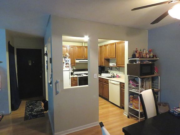 4th image of 9S060 Lake Dr APT 207
