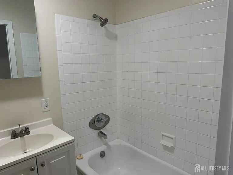 614 W 8th St — Photo 9