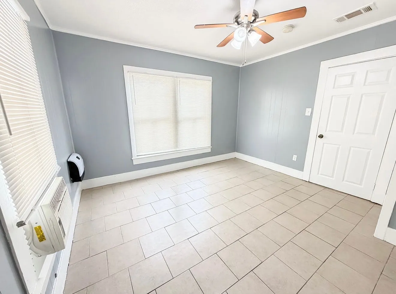 2323 Spain St — Photo 2