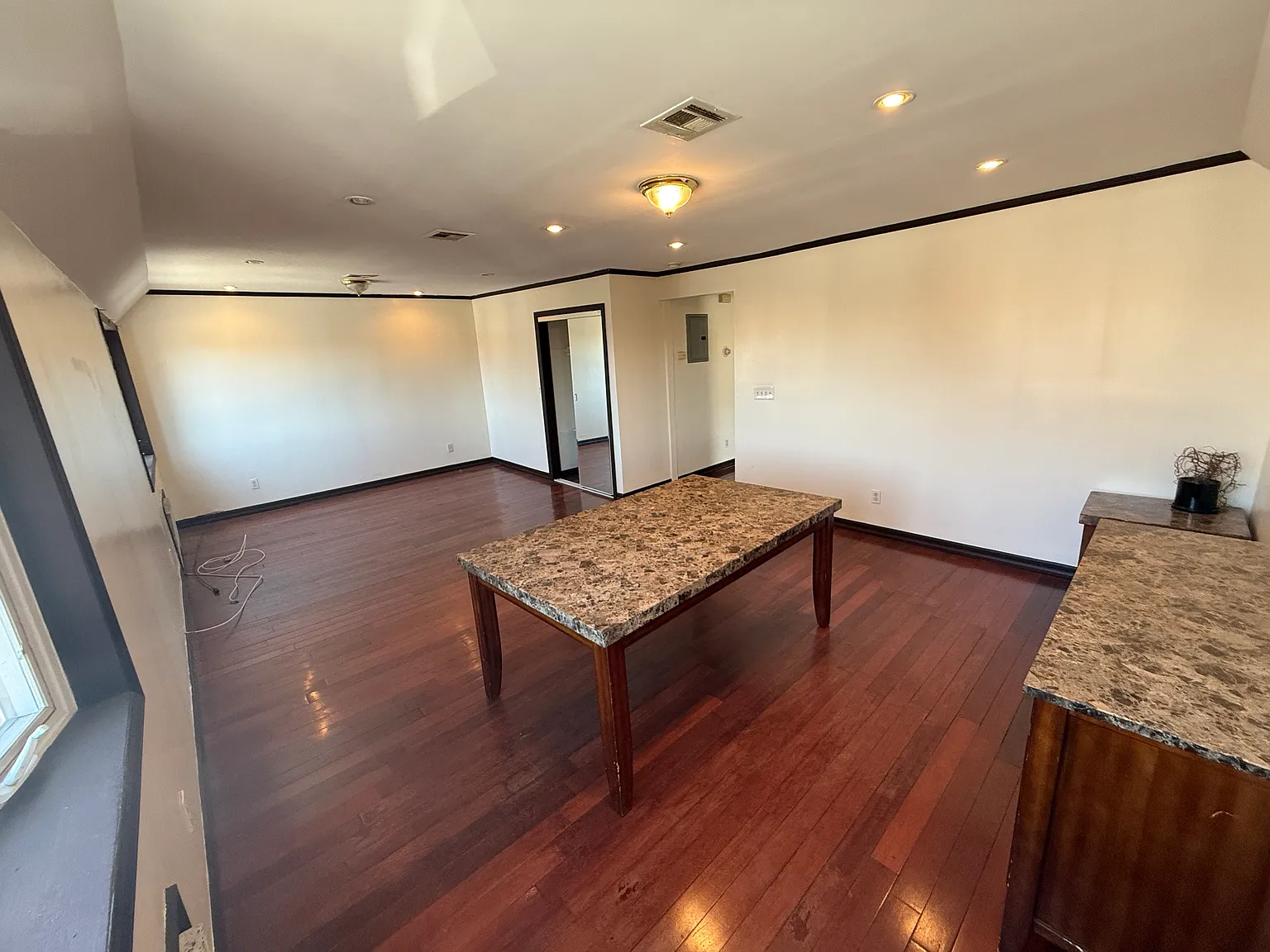 3 bed, 1000 sqft, $2,795 — Photo 3