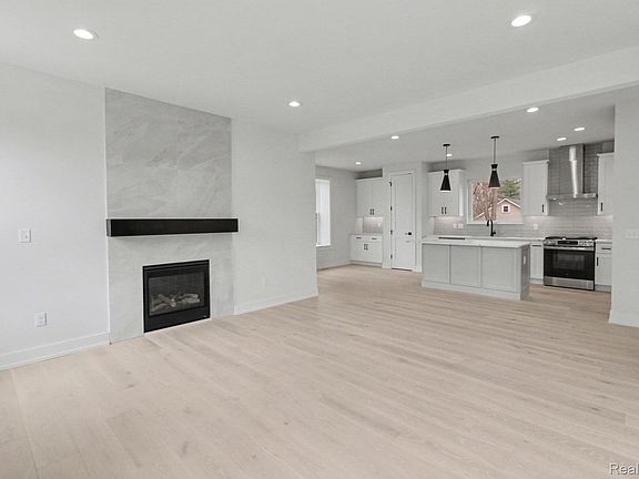 3rd image of 16761 Franklin Rd