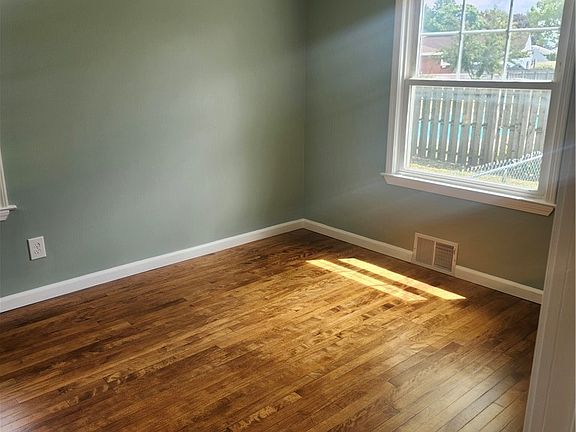 5th image of 206 Marilyn Ave