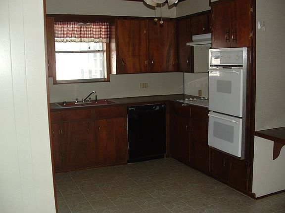 3rd image of 611 N Avenue P