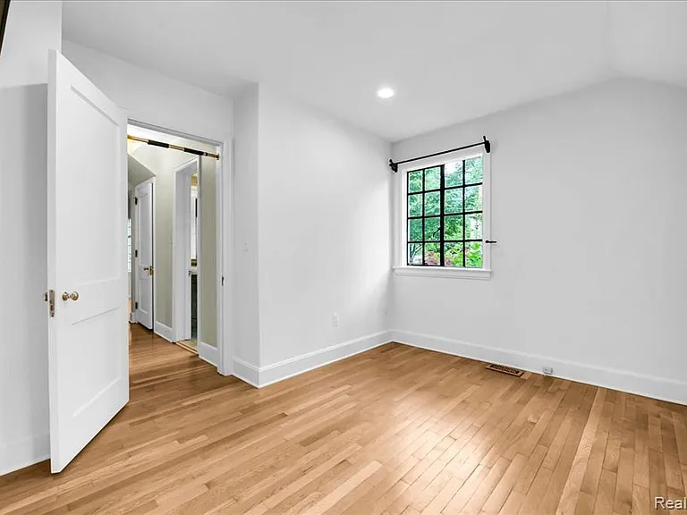 455 Linden Rd — Photo 31