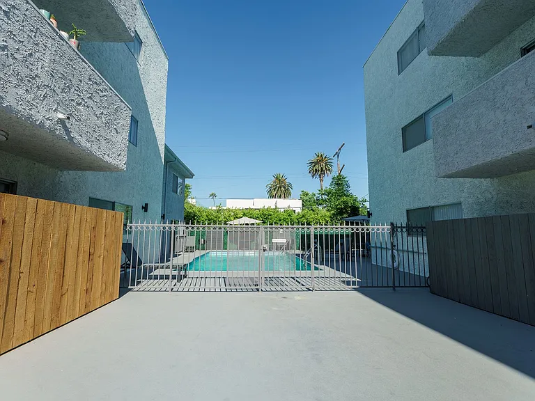 616 North Sweetzer Avenue — Photo 8