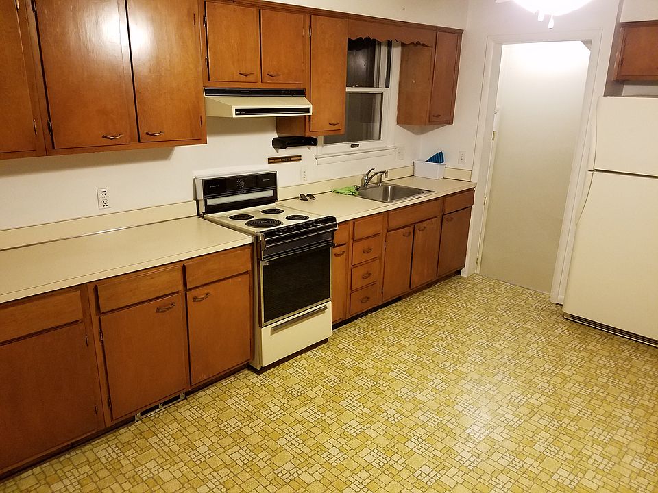 Large country kitchen.