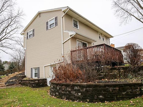3rd image of 19 Stony Brook Ln