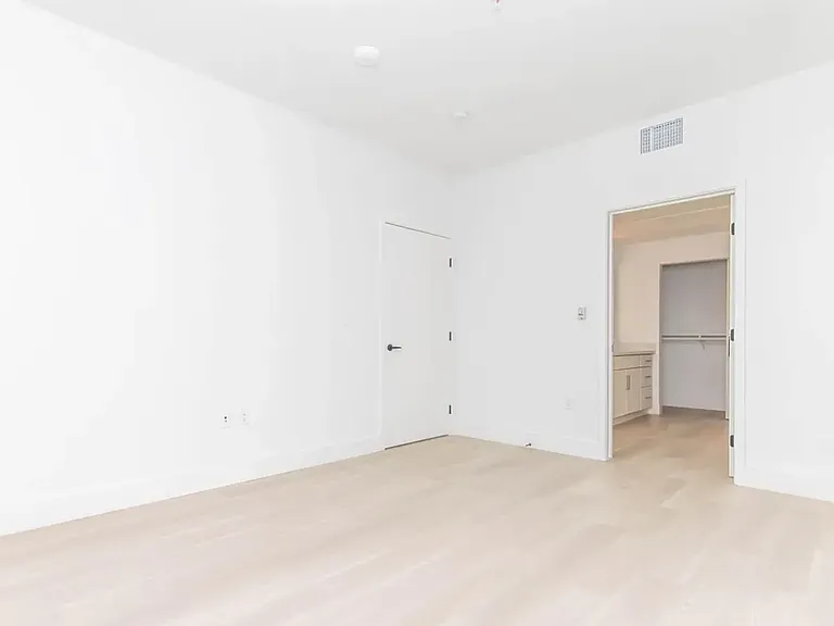 Begonia Place Luxury Apartments — Photo 112