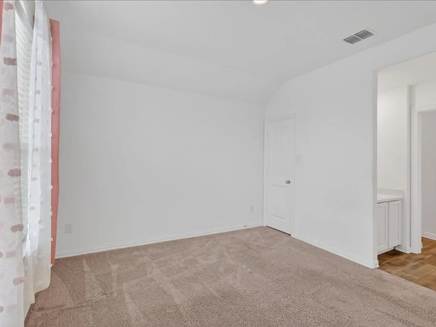 Smart Home ready for Move In — Photo 4