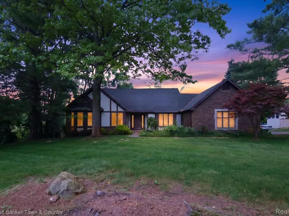 6656 Snowshoe Ln, Brighton, MI 48116