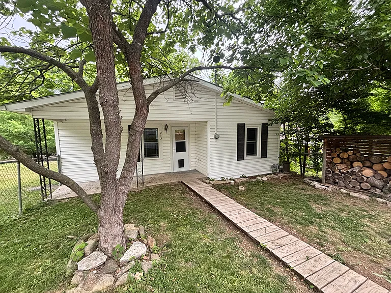 213 E Farmer St — Photo 1