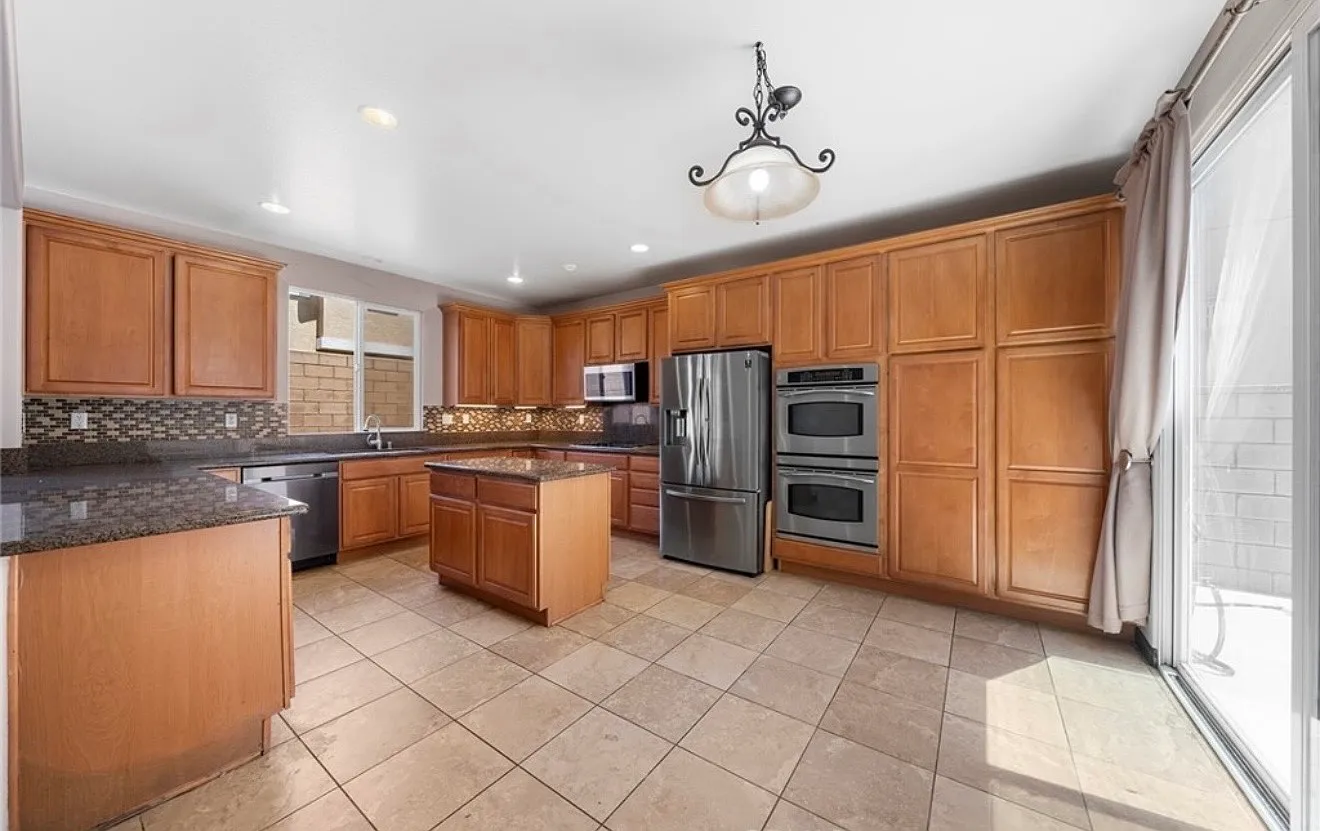 5 bed, 4230 sqft, $899 — Photo 4
