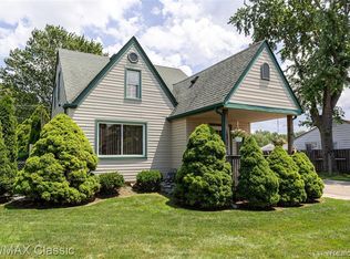 1810 Helen St, Garden City, MI 48135