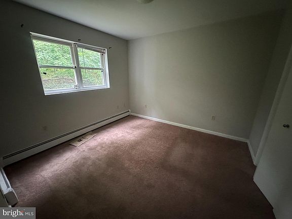 5th image of 427 Smith St APT 1R