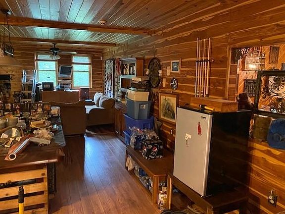 4th image of 40 Debbie Ln