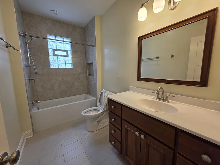 2343 W Winona St #2E — Photo 8