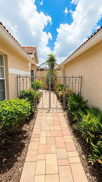 3 bed, 2.0 bath, 1848 sqft, $2,900 — Photo 2