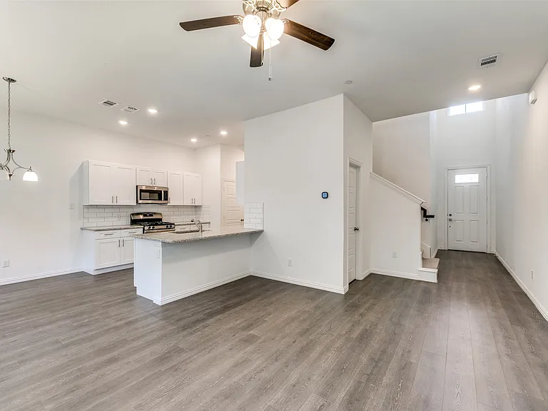 2418 Ash Ln — Photo 3