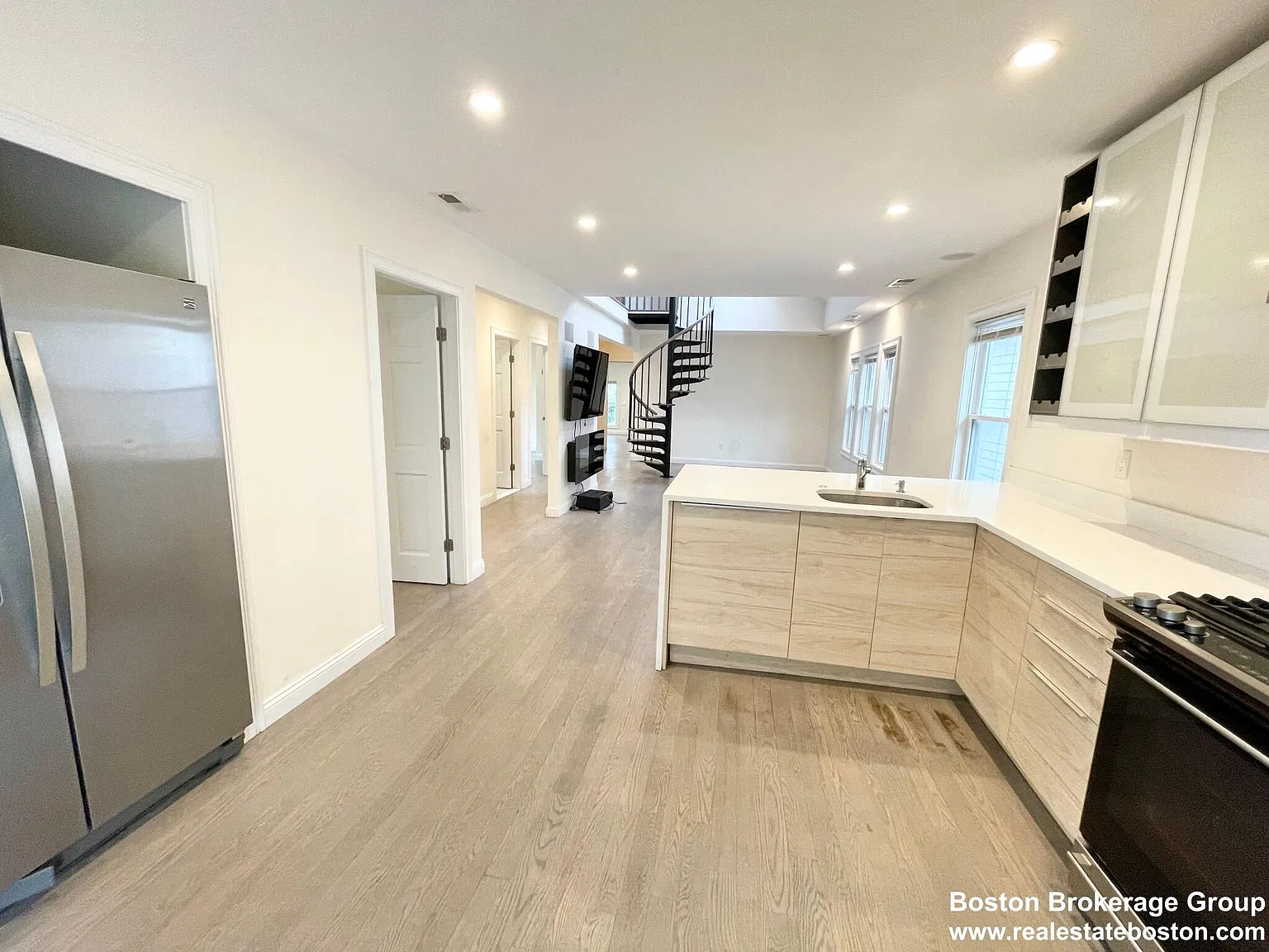 6 bed, 2.5 bath, $9,000 — Photo 3