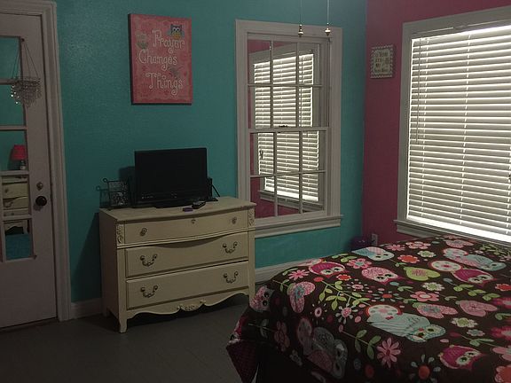 4th image of 1001 E Tarrant St