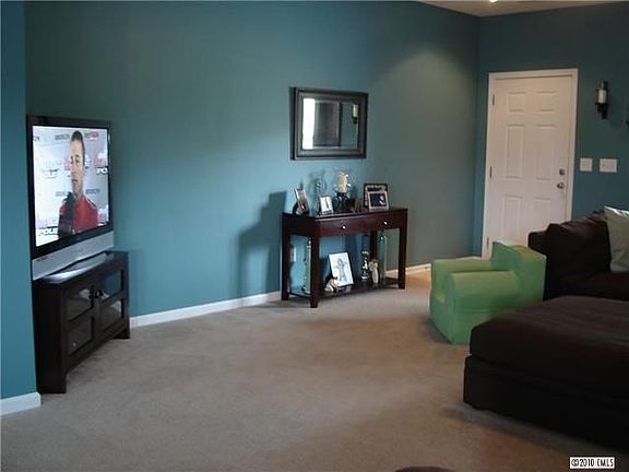 4th image of 293 Flanders Dr