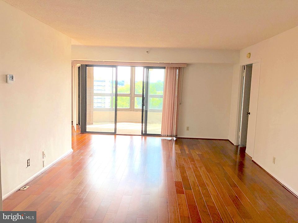 1st image of 1600 N Oak St APT 922