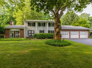 8 Cranswick Ln, Rochester, NY 14618