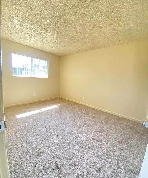 Lincoln Village Apartments — Photo 33