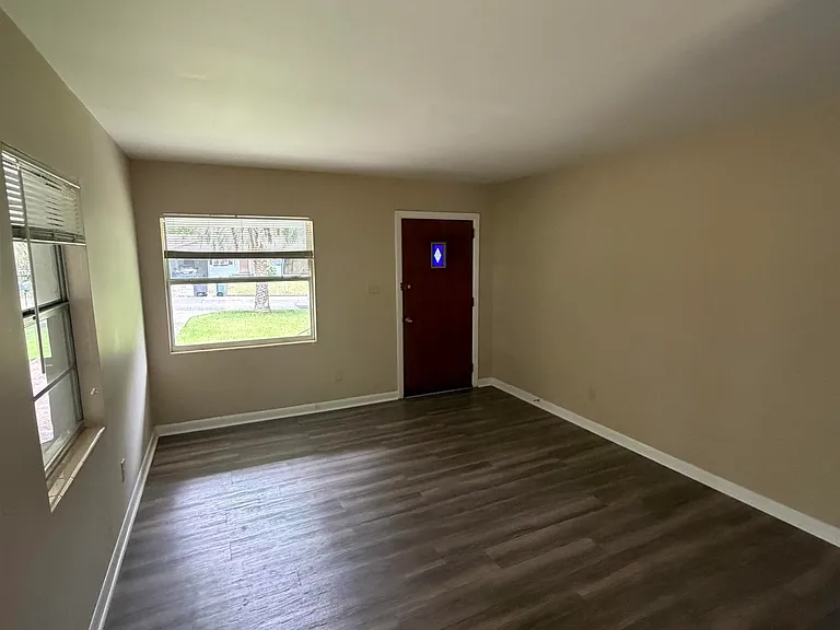 2404 Surrey St — Photo 2