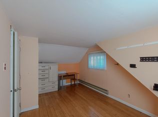 90 Vincent Rd, Hicksville, NY 11801