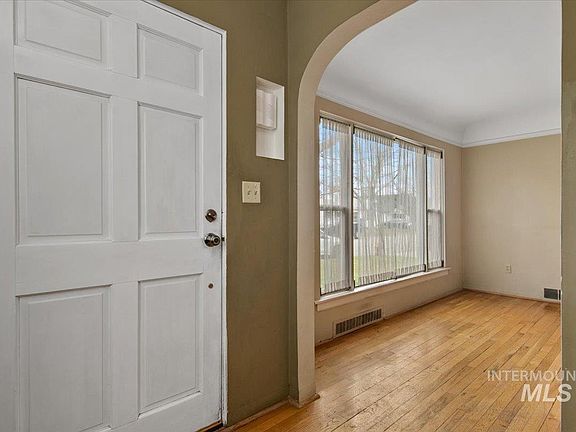 5th image of 212 S Eiden Dr