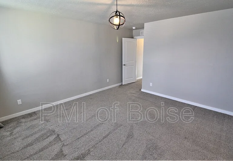 2080 S Hills Ave — Photo 13